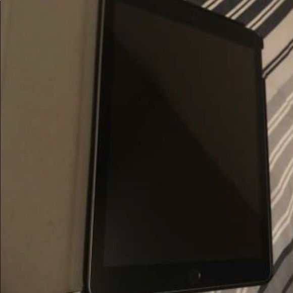 Apple iPad 6th gen - Picture 3 of 3